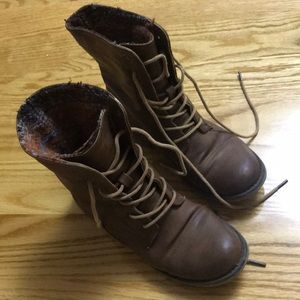 Combat boots in chestnut